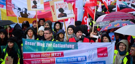 Schlagen Alarm: Rund 3.000 Kitabeschäftigte demonstrieren vor de...
