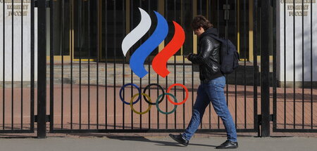 Einsamer Spaziergänger vor dem Sitz des Russischen Olympischen K...