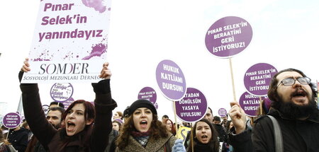 Demonstranten fordern vor dem Gerichtssaal in Istanbul Gerechtig...