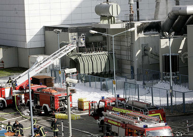 Feuerwehrleute auf dem dem Gelände des AKW Krümmel nach einem Br...