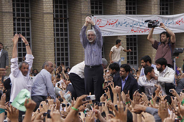 Mussawi (Mitte) bei einer Demonstration in Teheran im Kreise sei...