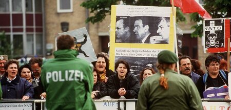 Demonstranten protestieren gegen den NATO-Angriff auf Jugoslawie...