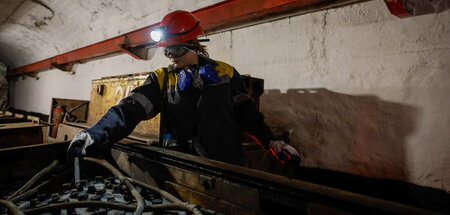 Trägt die Last des Krieges: Minenarbeiterin in Dnipropetrowsk (1...