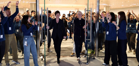 Soll er reinkommen: Apple-Chef Tim Cook bei der Eröffnung des we...