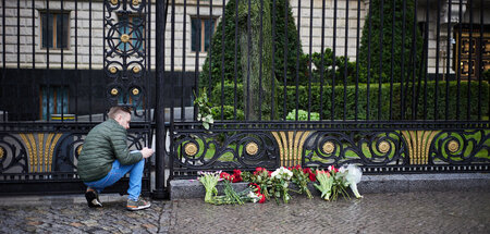 Anteilnahme nach dem Anschlag in Moskau: Blumen am Zaun der Russ