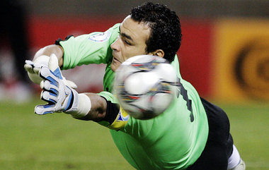 Fotobeweis: Ägyptens Essam El Hadary fliegt an Kákás Elfer vorbe...