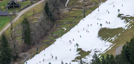 Künstliches Wintervergnügen per Schneekanone im Skigebiet Braune... Künstliches Wintervergnügen per Schneekanone im Skigebiet Braune...