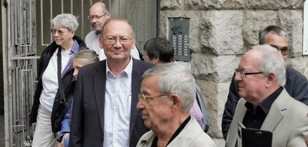 Unter Kennern: Matthias Oehme (3. v. l.) vor Peter Hacks’ Wohnha...