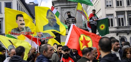 Hunderte meist kurdische Demonstranten protestierten am Montag i...