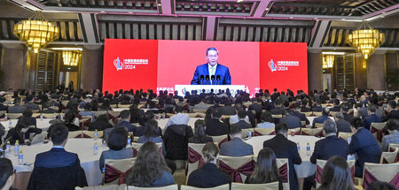 Auf der Leinwand: Chinas Premier Li Qiang am Sonntag vor versamm...