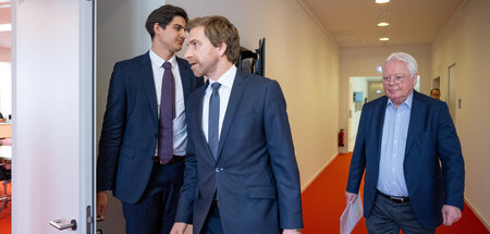 Wolf-Dieter Wolf (r.) erscheint mit seinem Anwalt (Potsdam, 25.3...