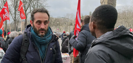 Expolizist im Gespräch mit demonstrierendem Migranten: »Re: Eska...