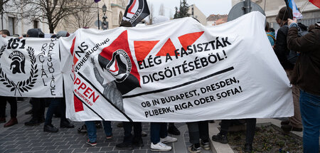 Die Botschaft ist eindeutig: »Stoppt die Verherrlichung von Fasc...