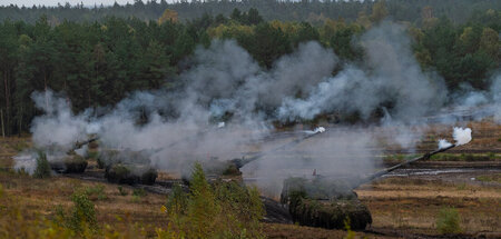 Kriegswerkzeug: Panzerhaubitzen der Bundeswehr auf dem Truppenüb...
