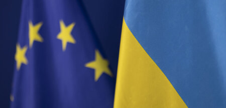 EU_und_Ukraine_Flagg_81514904.jpg
