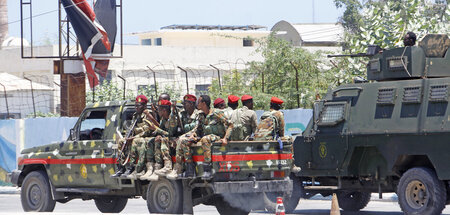 Somalische Sicherheitskräfte patrouillieren in der Nähe des SYL-