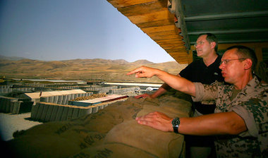 Minister im Hintergrund