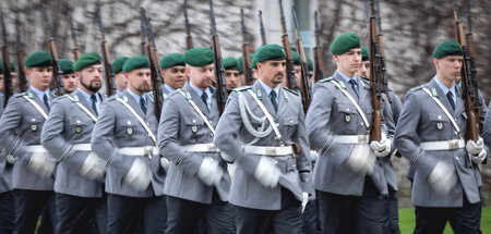 Wachbataillon der Bundeswehr marschiert am Kanzleramt in Berlin ...