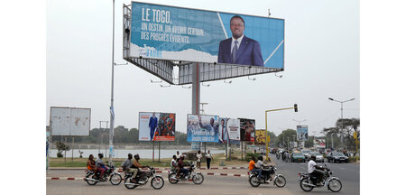 Er möchte gerne da bleiben, wo er ist: Werbung für Präsident Fau...