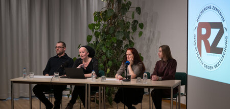 Tochter Diane und Iris Rose, Witwe des Verstorbenen, bei der Pre...