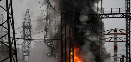 Russischer Luftangriff: Hochspannungsleitung unter Feuer, drei T...