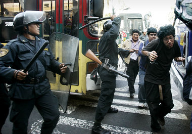 Solidaritätsdemonstration am Dienstag in Lima: Polizei prügelt a... Solidaritätsdemonstration am Dienstag in Lima: Polizei prügelt a...