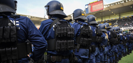 Uniforme Drohkulisse vor Publikum: Passiv und aktiv bewaffnete S...