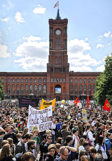 Jugend in Bewegung – vor dem Roten Rathaus in Berlin Jugend in Bewegung – vor dem Roten Rathaus in Berlin