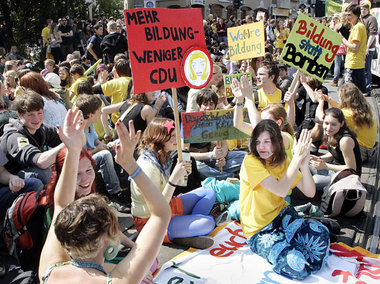 Sit-in in Bonn: 3000 gegen Bildungsnotstand und Studiengebühren Sit-in in Bonn: 3000 gegen Bildungsnotstand und Studiengebühren