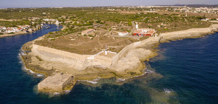 Der Hafen von Mahón auf der Baleareninsel Menorca mit seiner Bef... Der Hafen von Mahón auf der Baleareninsel Menorca mit seiner Bef...