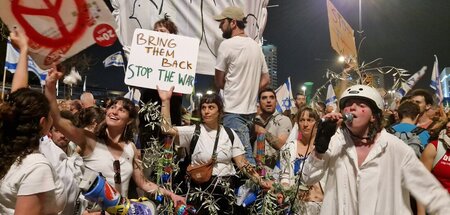 Aktivisten der Friedensbewegung im linken Block »Demokratie für ...