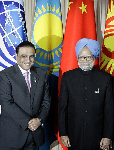 Verstimmung zwischen Zardari (l.) und Singh