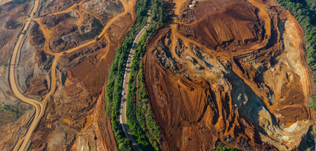 Nickelhaltiges Erdreich in einer Abbaustätte im Zentrum Sulawesi...