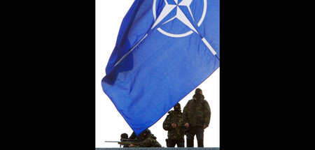 Unter diesem Banner sollt ihr siegen. Die NATO wähnt sich als Ve...