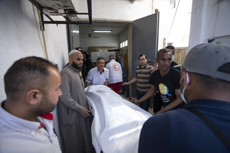 Einer der Leichname bei der Überführung am Mittwoch in Rafah