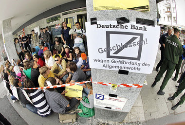 Studenten blockieren den Eingang einer Filiale der Deutschen Ban...
