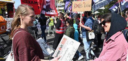 junge Welt-Verteilaktion am 1. Mai 2023 bei der Berliner Maikund...