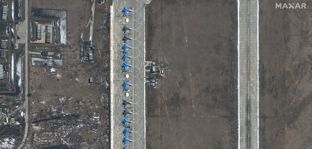 Noch intakt: Satellitenaufnahme vom russischen Luftwaffenstützpu... Noch intakt: Satellitenaufnahme vom russischen Luftwaffenstützpu...
