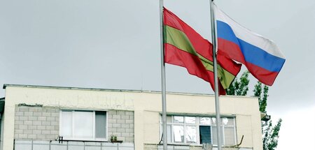 Die transnistrische und die russische Fahne vereint über Tiraspo