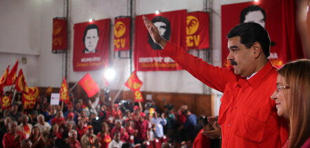 Damals noch miteinander: Präsident Maduro begrüßt die Vertreter ...