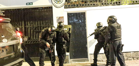 Schwerbewaffnete Polizisten stürmten in der Nacht zu Sonnabend d...