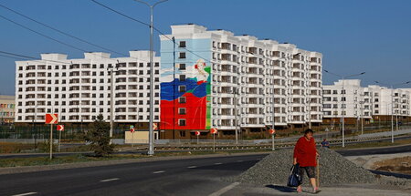 Auf den Trümmern der ukrainischen Stadt Mariupol entstehen mit d...