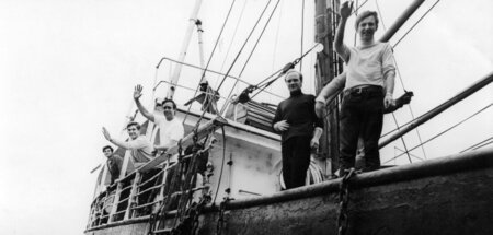 DJs und Crew von Radio Caroline auf dem Schiff des Senders im Se...