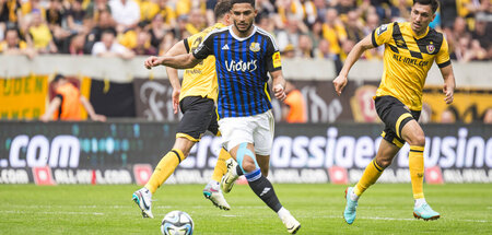 Simon Fabio Stehle vom 1. FC Saarbrücken am Ball