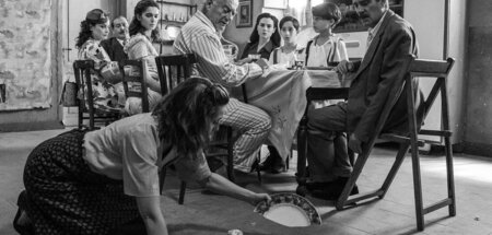 Alles liegt in Scherben (Szene aus »Morgen ist auch noch ein Tag...