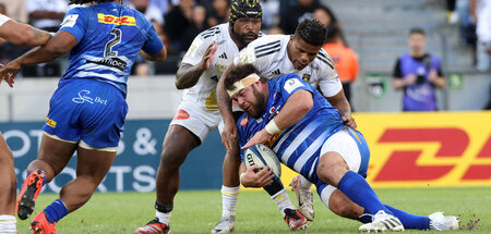 Hier ist kein Durchkommen: Stormer Frans Malherbe (unten) wird v...