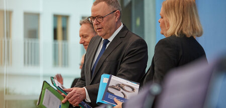 Nancy Faeser (SPD, r.), Brandenburgs Innenminister Michael Stübg...