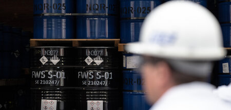 Fässer bei der Anlieferung in der Untertagegiftmülldeponie von K...