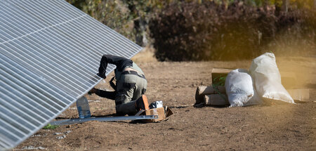 Arbeit an einer Solaranlage im ukrainischen Mykolajiw, Oktober 2...