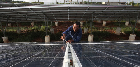 Ein Arbeiter justiert ein Solarpanel außerhalb von Havanna (24.9...